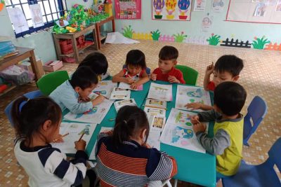 Hình ảnh các cháu đang học tạo hình