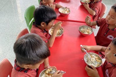 Giờ ăn trưa của các cháu MG Đội 6 – Trà Kem – Trà Xinh